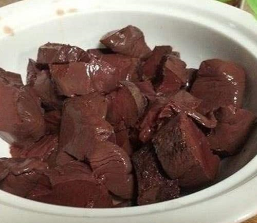 煮猪血时,别再傻傻下锅就烧了,多上这一步,猪血嫩滑鲜