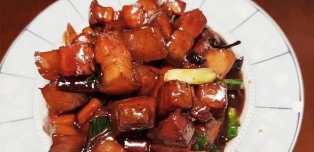 做红烧肉时不要直接下锅煮记住这个配方做出来肥而不腻