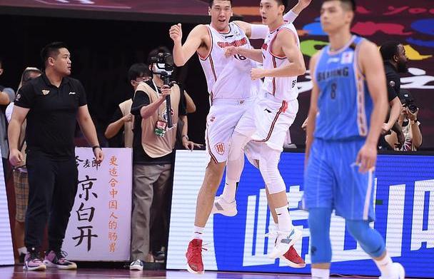 三位年轻小将正式上调一线队备受期待