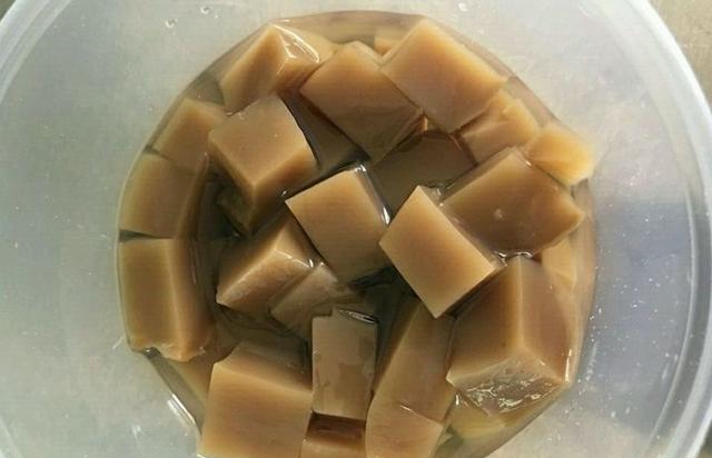 细腻,跟果冻一样的感觉,在北方一些景区,这种橡子凉粉卖到10块钱一碗