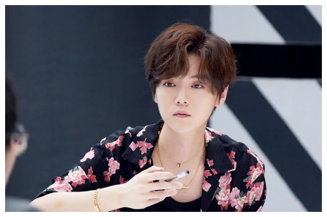 鹿晗2020年照片,鹿晗2020最新照片 鹿晗《创造营2020》多款衬衫造型,儒雅可爱自由切换,潮爆全场!