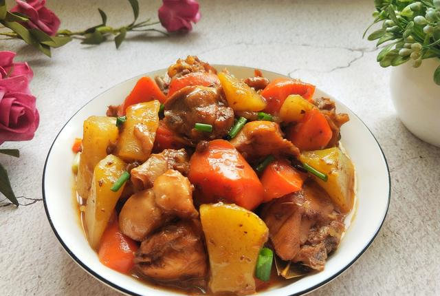 鸡肉还能这样烧,搭配土豆胡萝卜一起炖,好吃又营养,做法超简单