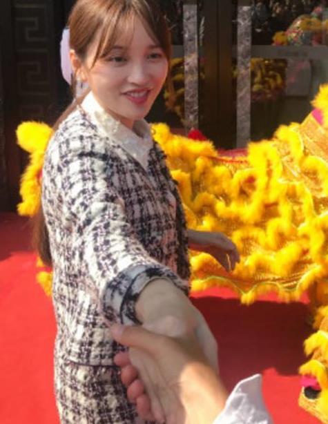 金莎在商场演出捞金,舞台简陋没档次,身材圆润俨然一个老阿姨!