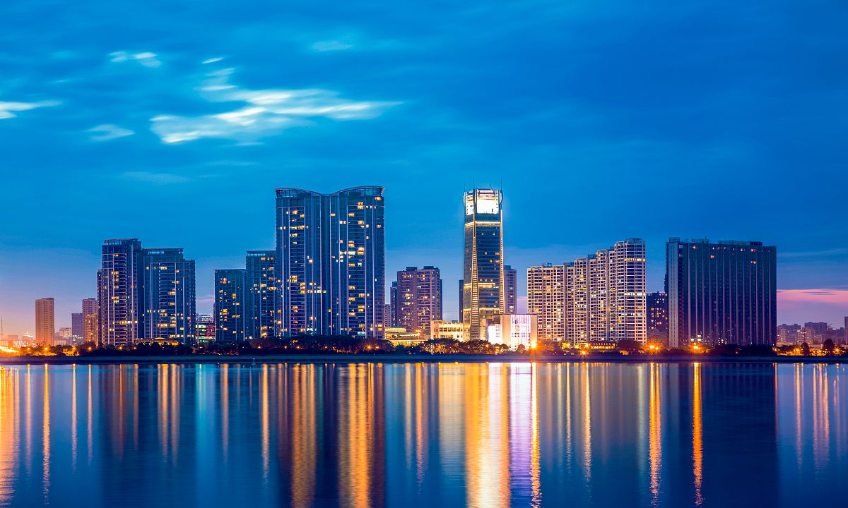 浙江杭州,一个经济繁荣的大都市,还有西湖美景,很多人