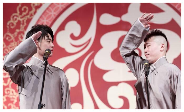 相声演员中的逗哏卖力表演，捧哏很少说话，他们怎么分配收入呢？