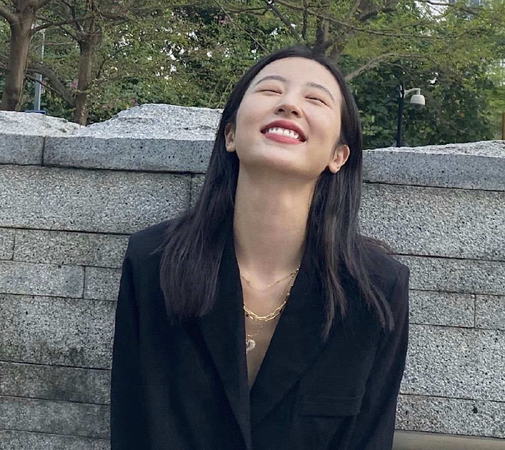 周雨彤春日私服更新,暗黑系酷女孩
