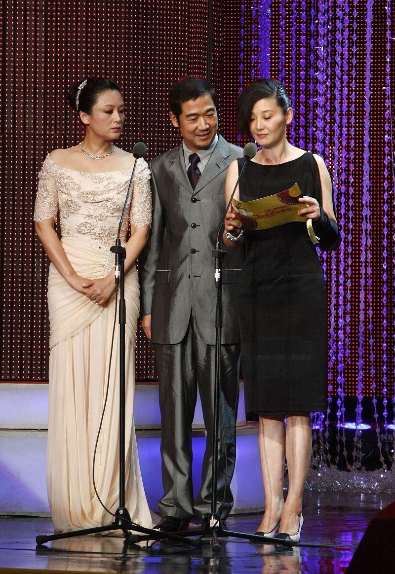 两个名导演的妻子同框,陈红和徐帆穿一黑一白,气质差别一目了然