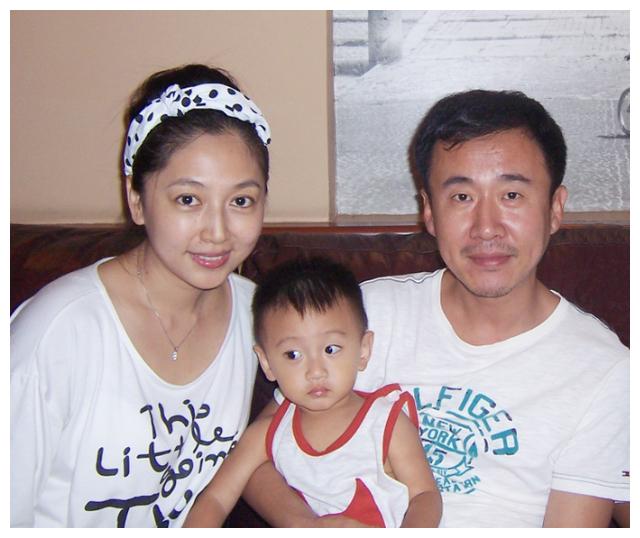 知名演员姜峰为照顾患7种癌症的母亲他和妻子把病房当成了家