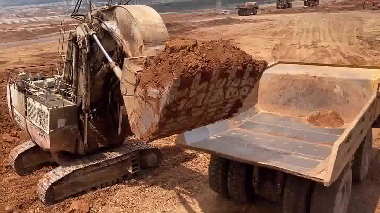 5铲装满250吨土方车，近距离看看什么叫巨型挖掘机