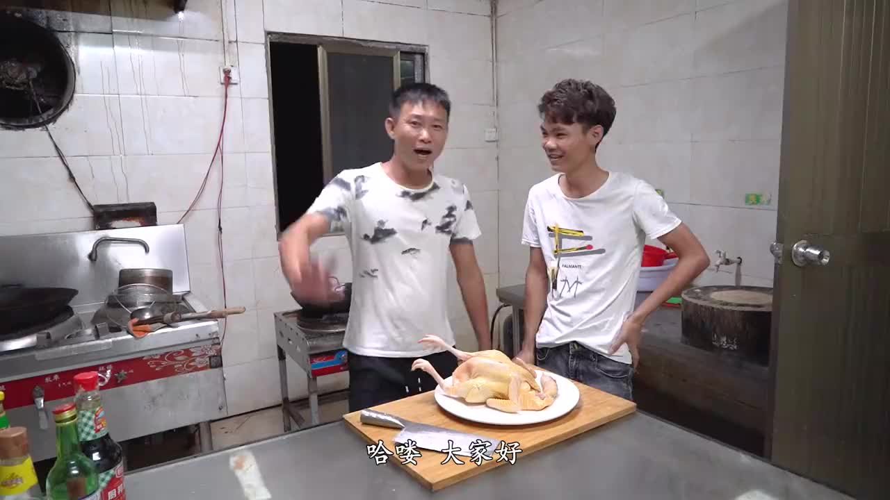 阿壮用海尾辣酱秘制"川味流水鸡,老弟电瓶哥第一次吃,馋坏了