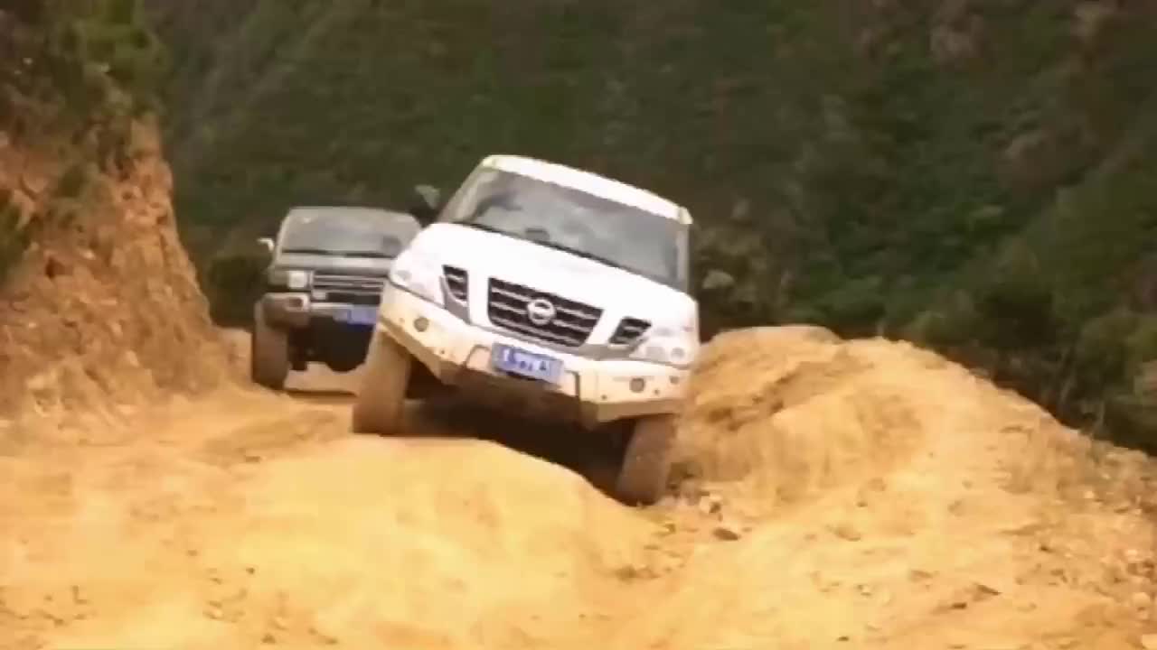 日产途乐y62挑战高难度爬坡越野展示沙漠之王的真实性能