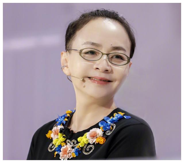 谢娜小品被群嘲?她怀孕七月也要上春晚,喜剧女演员竞争太激烈