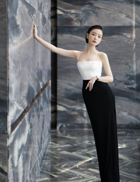 比起拥有视觉攻击力的惊艳美貌,倪妮这种冷淡又耐看