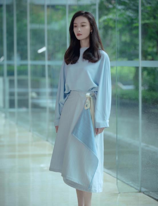倪妮短发真的飒一身吊带拼接长裙性感柔美高级脸彰显冷艳魅力
