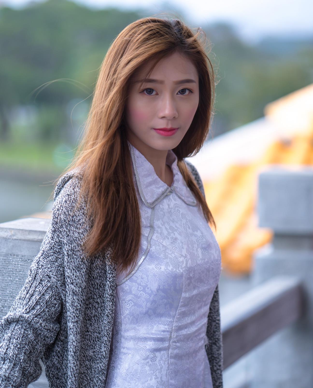 靓丽女孩时尚穿搭湖边雨中写真