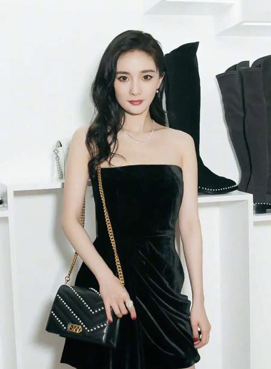 杨幂太狠了,多紧的裙子都能塞!凹凸感真诱人,说她90斤