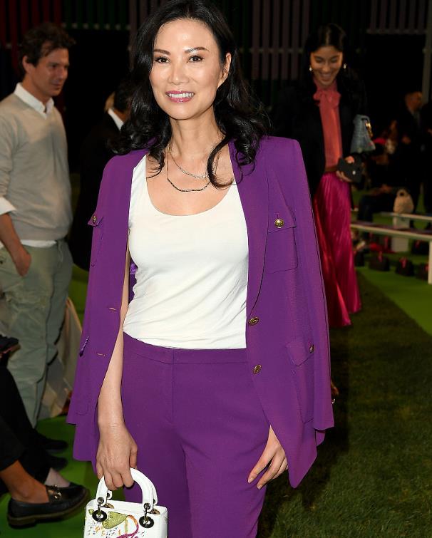 邓文迪气质真惊艳,穿一袭紫色西装套装出席活动,秒变全场焦点