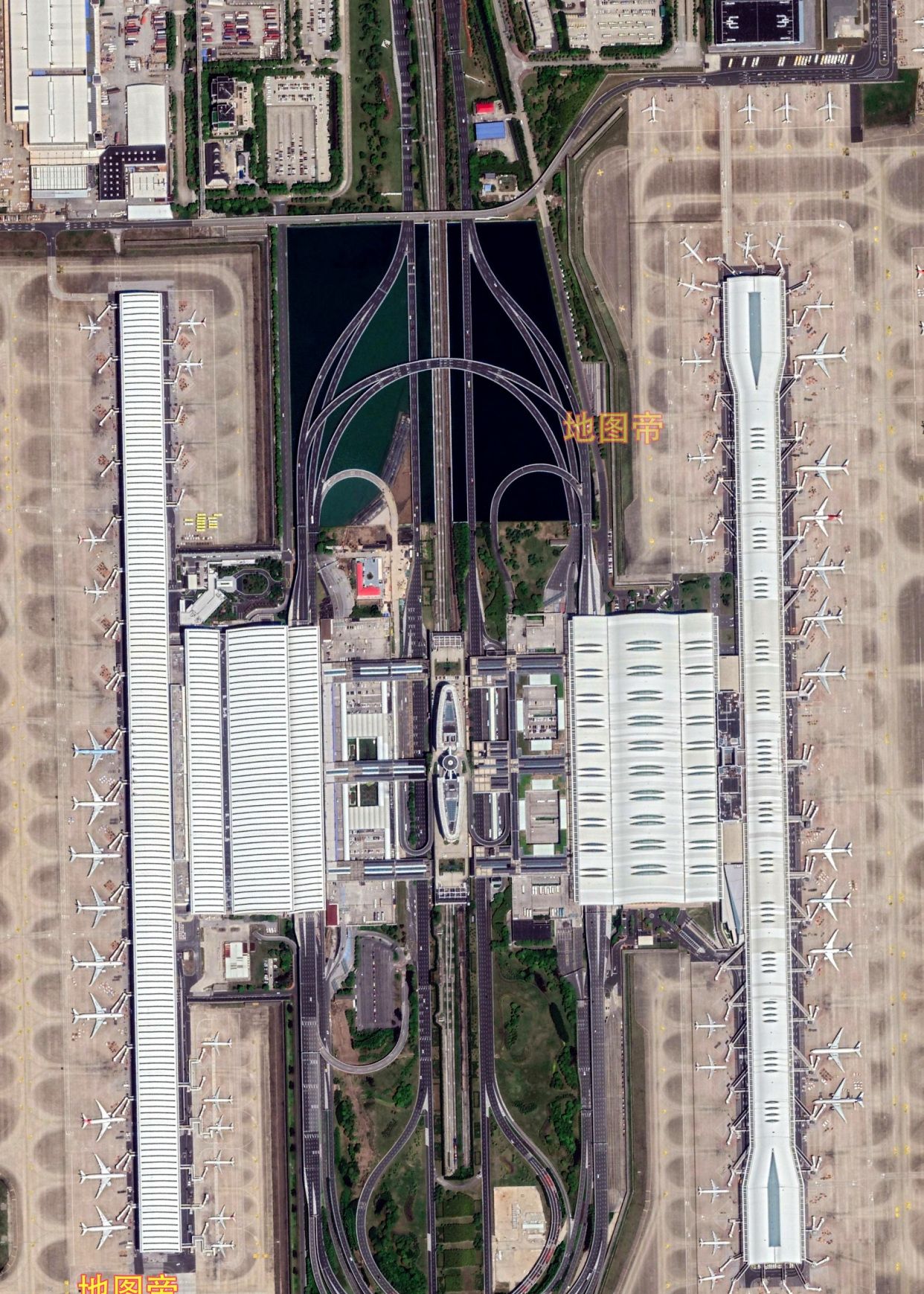 航拍上海浦东国际机场,华东最大民用机场,有全球最大单体卫星厅