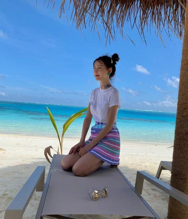 沈梦辰罕见泳装照丸子头配彩裙和背带泳衣太惊艳宛如出水芙蓉