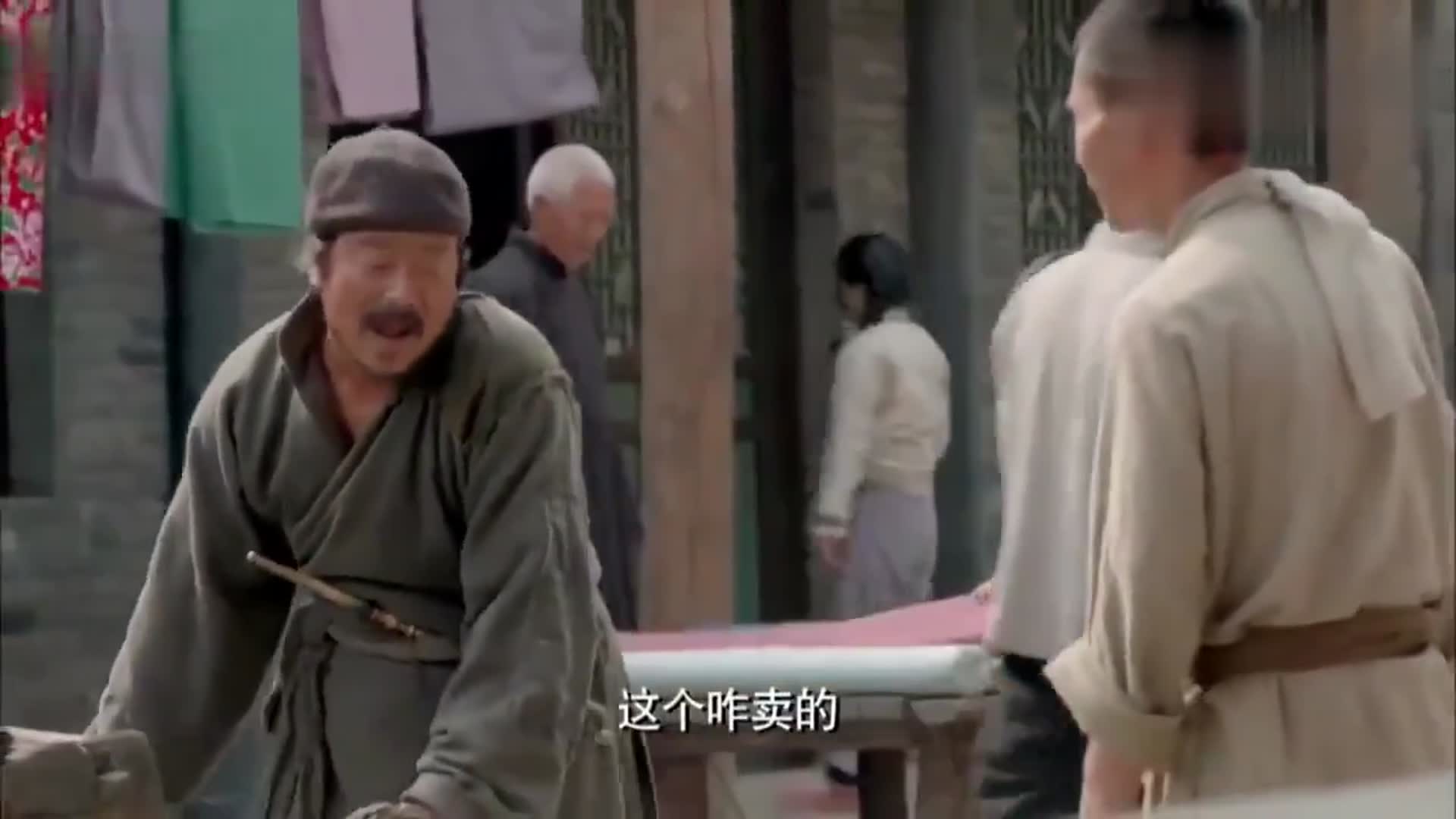 影视:瘸子还挺搞笑,帮别人捡东西的同时,还顺带自己拿