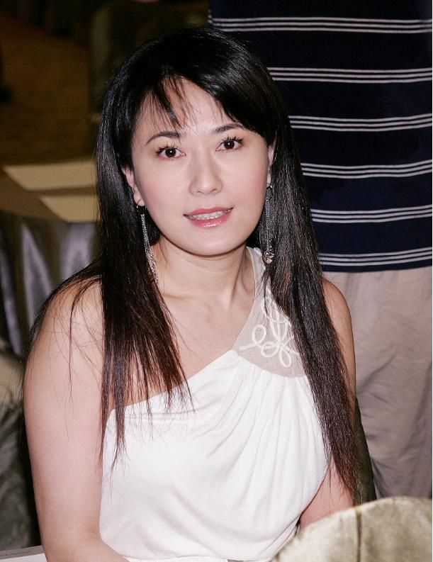 戈伟如脸长得太好了演反派角色也能出名一身白裙越看越显嫩