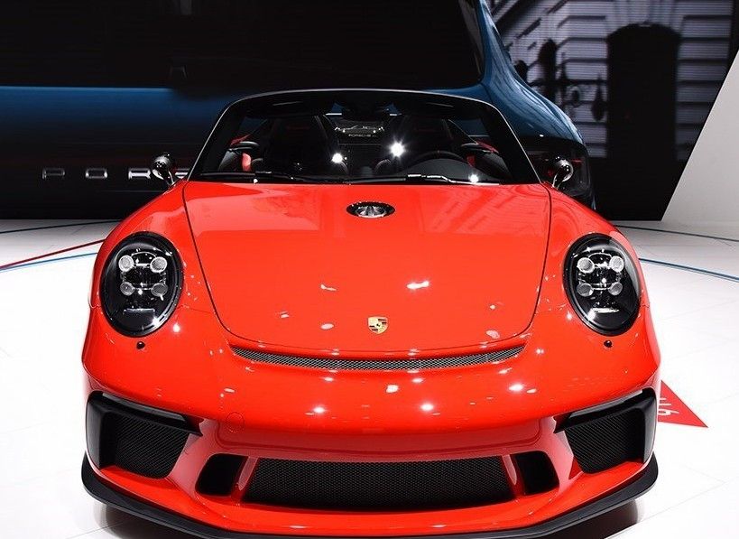 时尚汽车罗列，车头设计有特色，车门有设计感