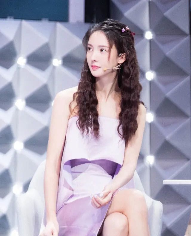 金晨活动造型,波浪卷的长发,优雅又美丽大方_高清图集_新浪网