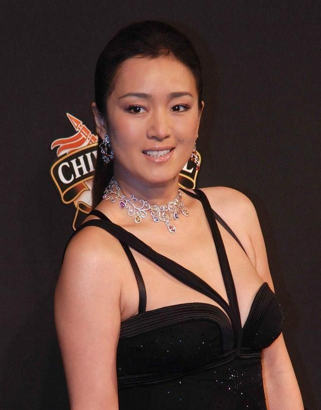 巩俐身材虽然丰满可是穿抹胸裙仍担心挂不住用绑带连接挺高明