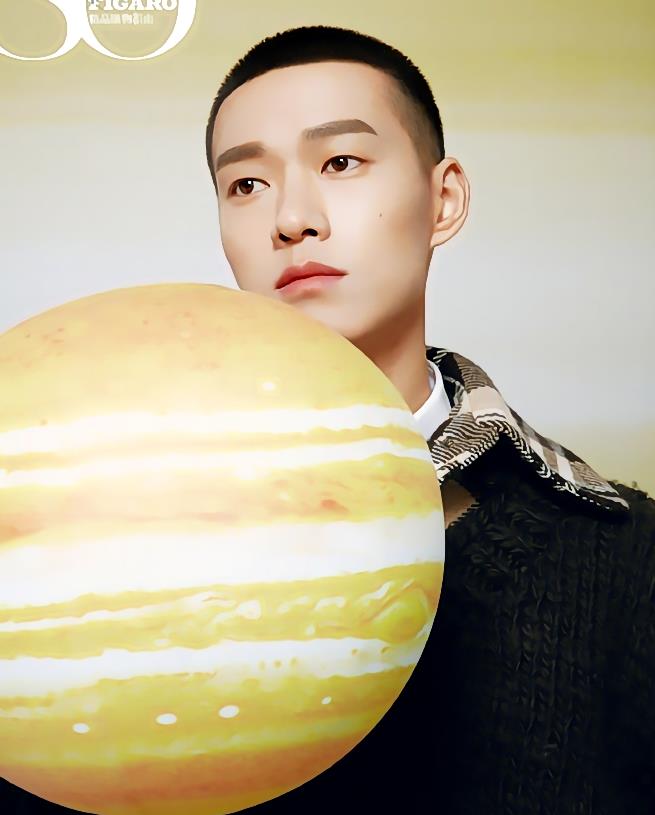 魏大勋栗子头造型,星球背景之下,尽显型男风格!