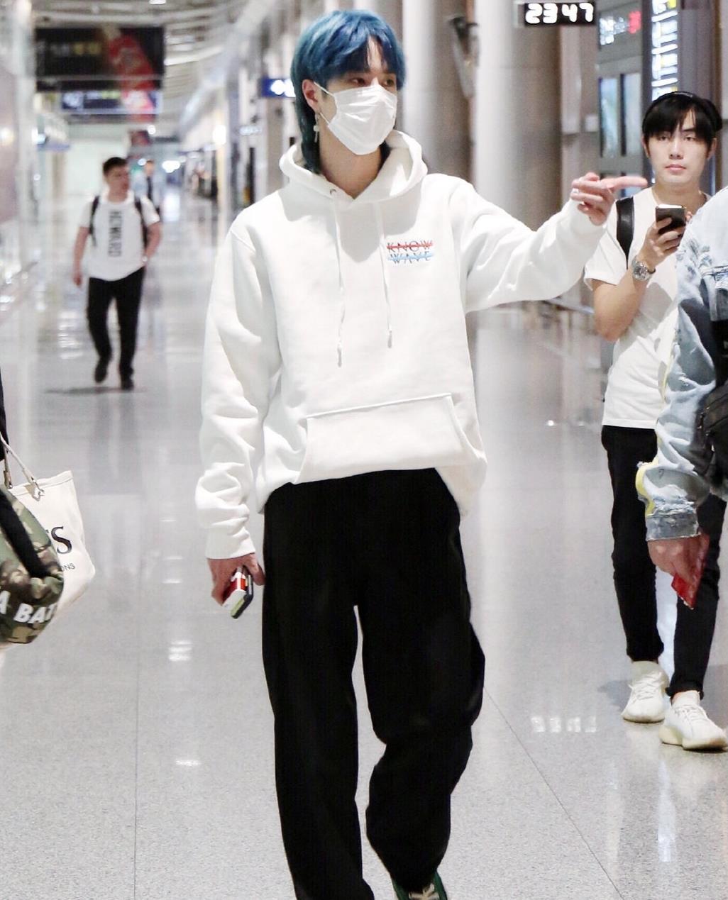 宝藏男孩王一博秋冬私服穿搭,连帽卫衣教你搭出潮流范|王一博|连帽