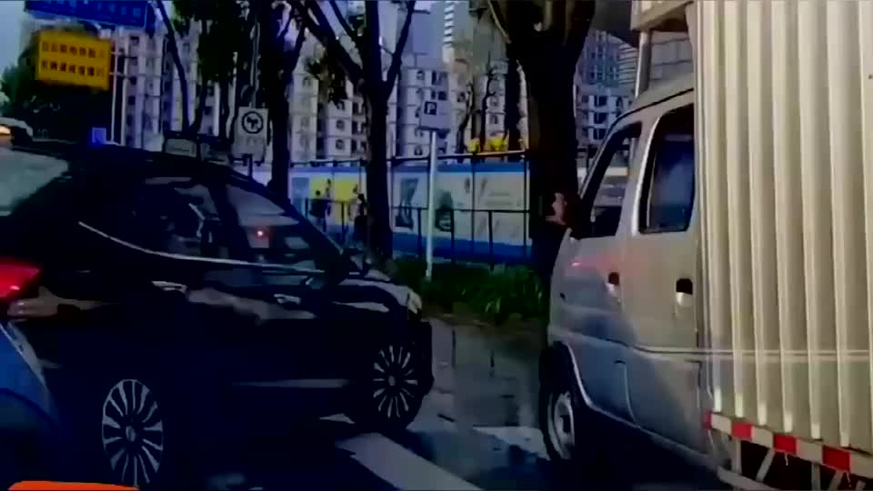 实拍：MINI女司机真心急，我也说不让你啊，你着什么急