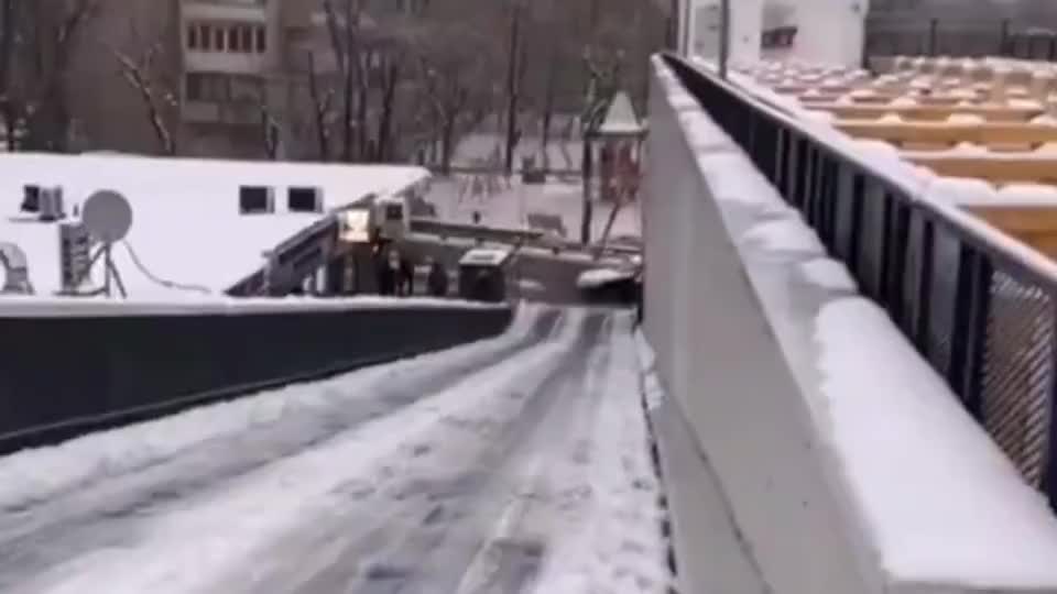 实拍：80万的奥迪就是不一样，下雪天才能体现它的价值