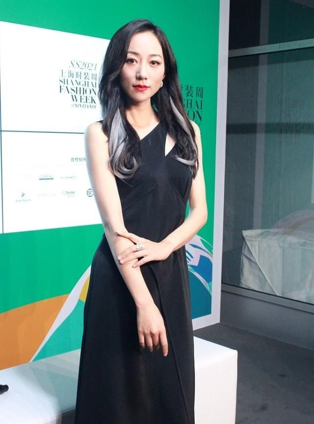 别看韩雪平时低调,魅力可不容小觑,裙子搭配的温柔有女人味