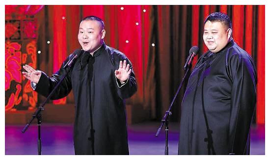 相声演员中的逗哏卖力表演，捧哏很少说话，他们怎么分配收入呢？