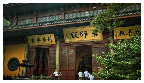 灵隐寺有一副对联,悬挂了1700年,点醒无数世人,帮他们