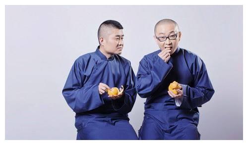 相声演员中的逗哏卖力表演，捧哏很少说话，他们怎么分配收入呢？