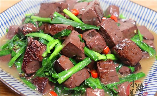 美食:【韭菜炒猪血】【制作食材】猪血,韭菜,大蒜,生姜,小米辣,食盐