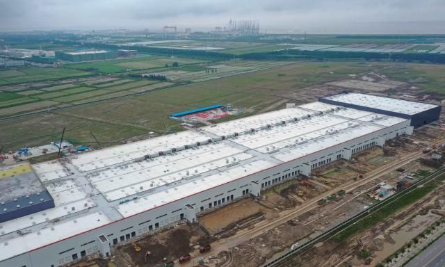 航拍上海特斯拉全球超级工厂，无人机飞到500米都拍不完整