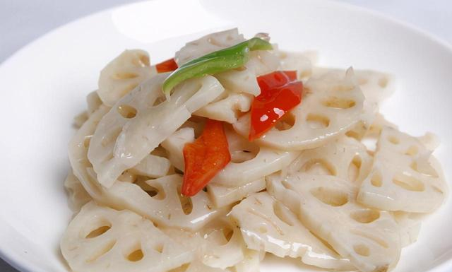 【清炒藕片】准备食材:莲藕,辣椒,食盐,白醋,鸡精,老抽,食用油