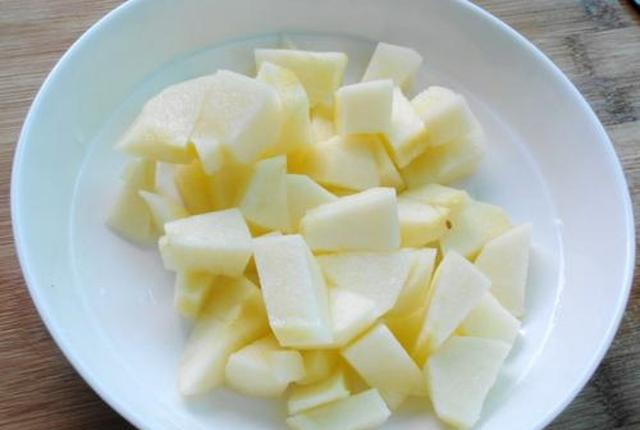 3,准备一个煮锅,倒入适量的水,将苹果块和梨块一起倒入锅中备用.