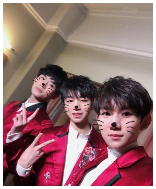 tfboys照片三人可爱,tfboys照片可爱合照 tfboys新节目官宣,看到三人站位,粉丝感慨:还是没变啊