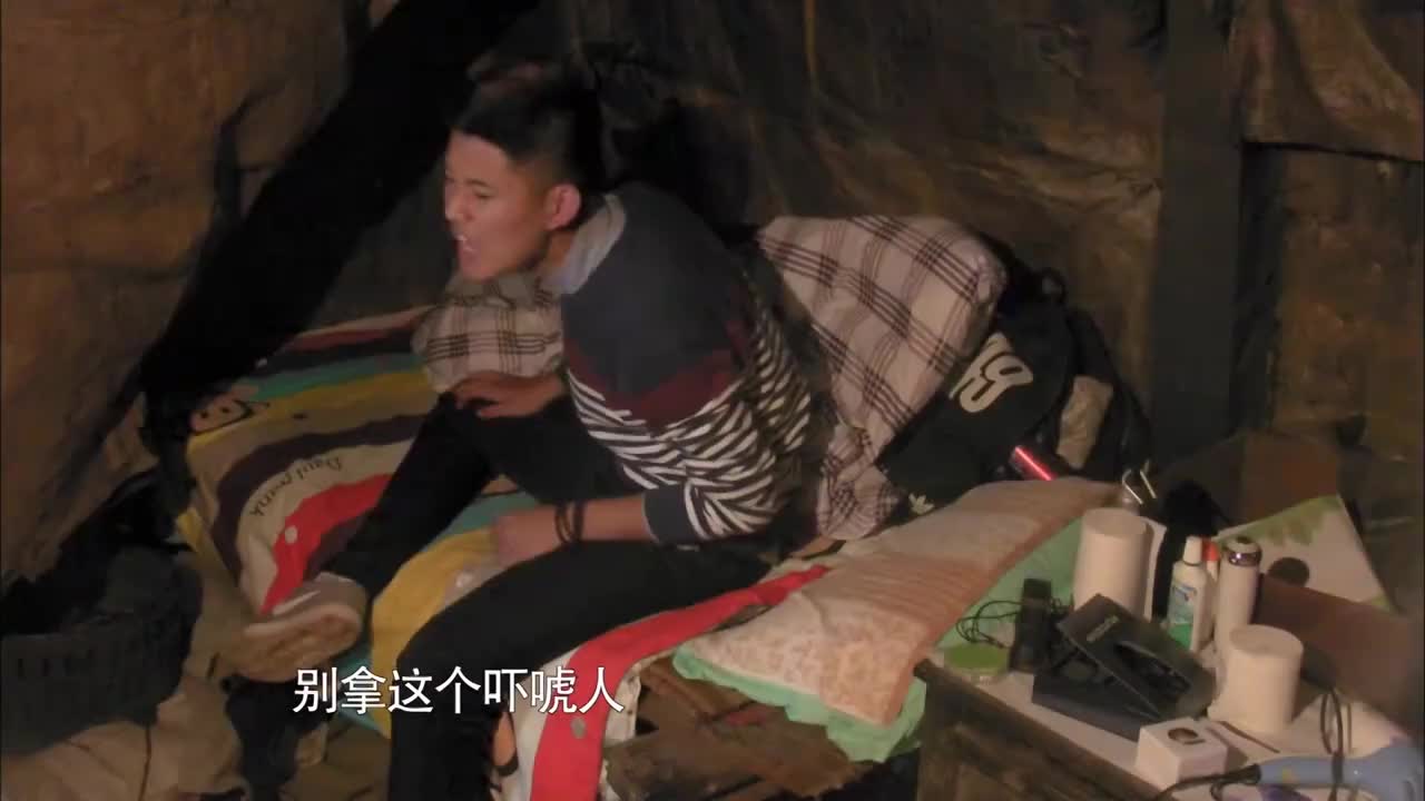 变形计:于海被吵的睡不着,发现自己床下面就是猪圈,太崩溃了!