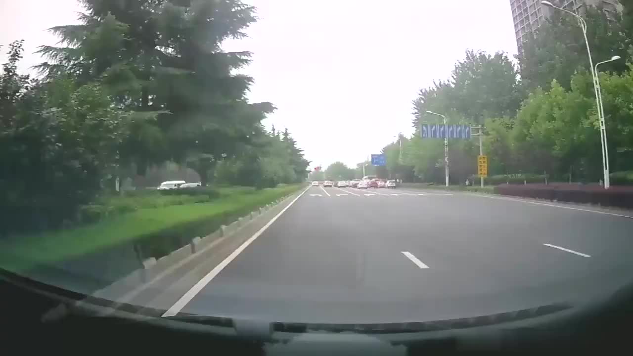 实拍开个奥迪a4就是任性5个车道都不够他右转的