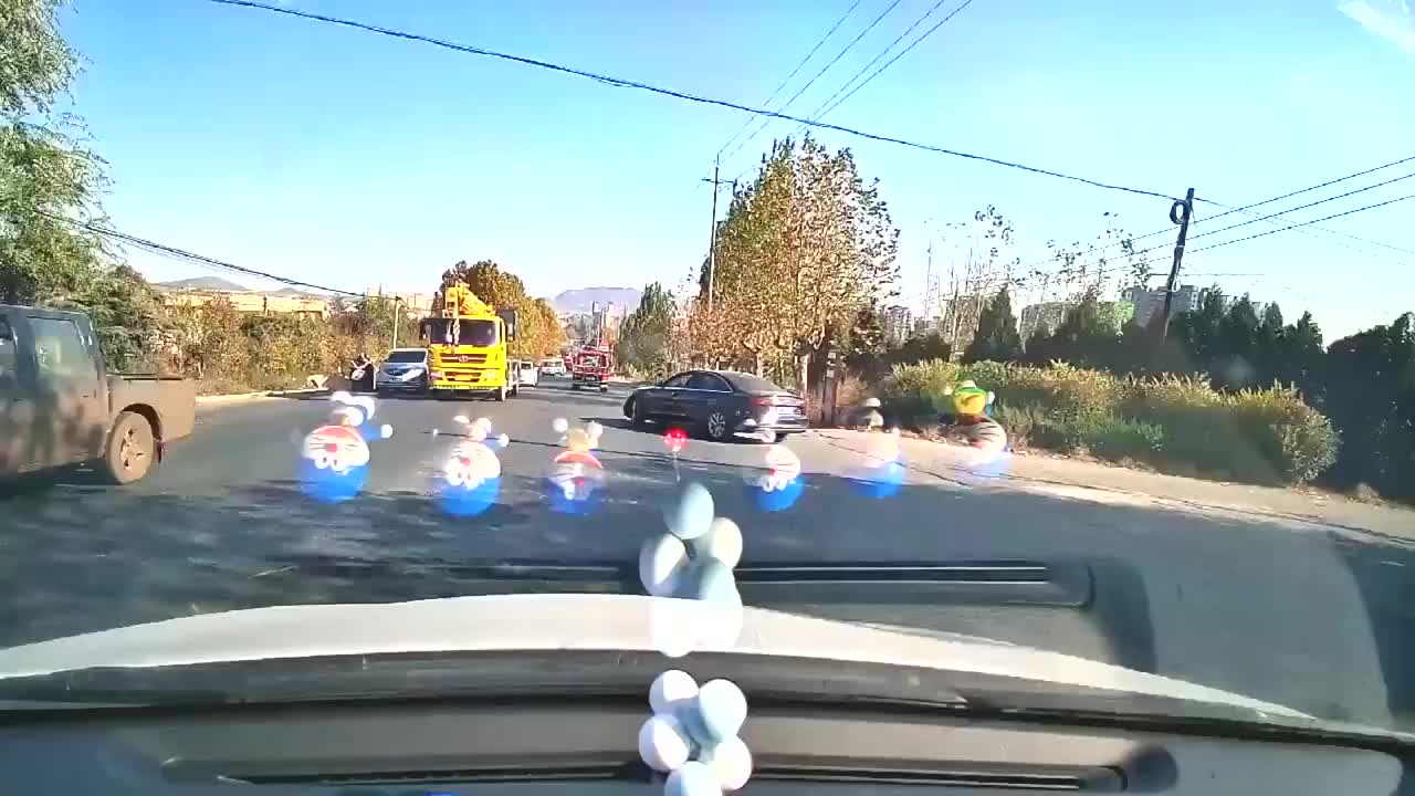 实拍开个奥迪牛气什么你要走就走不走就靠边停别找我的茬