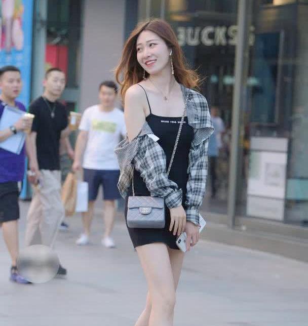 街拍:皮肤白皙的小姐姐身穿吊带包臀裙,少男杀手