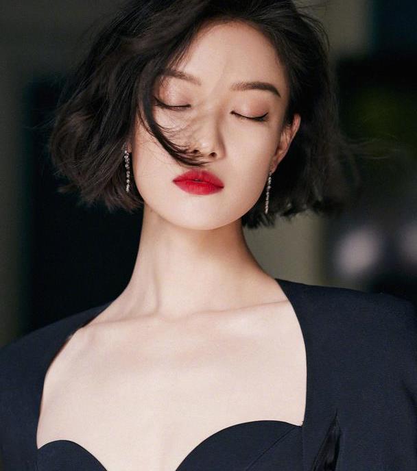 倪妮最新活动造型释出,气质短发配黑色穿搭,尽显独特复古风情