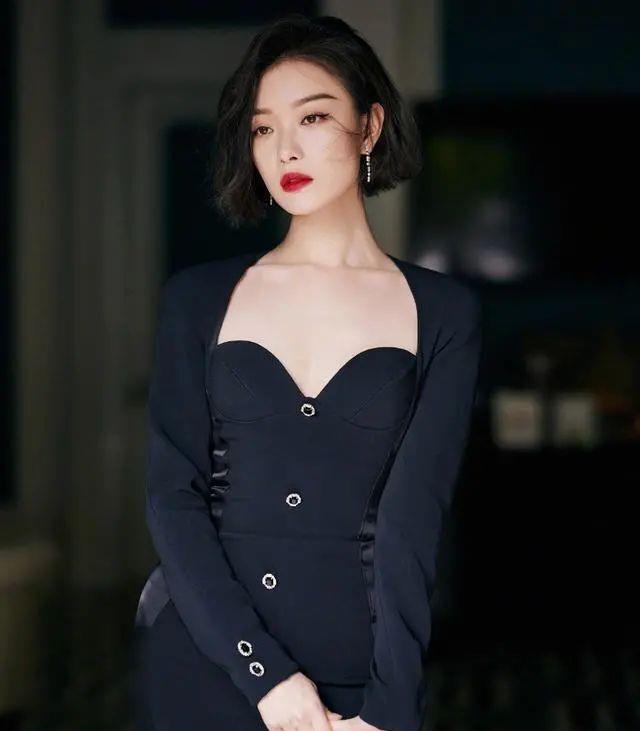 其实倪妮进入演艺圈也是蛮奇幻的,当时《金陵十三钗