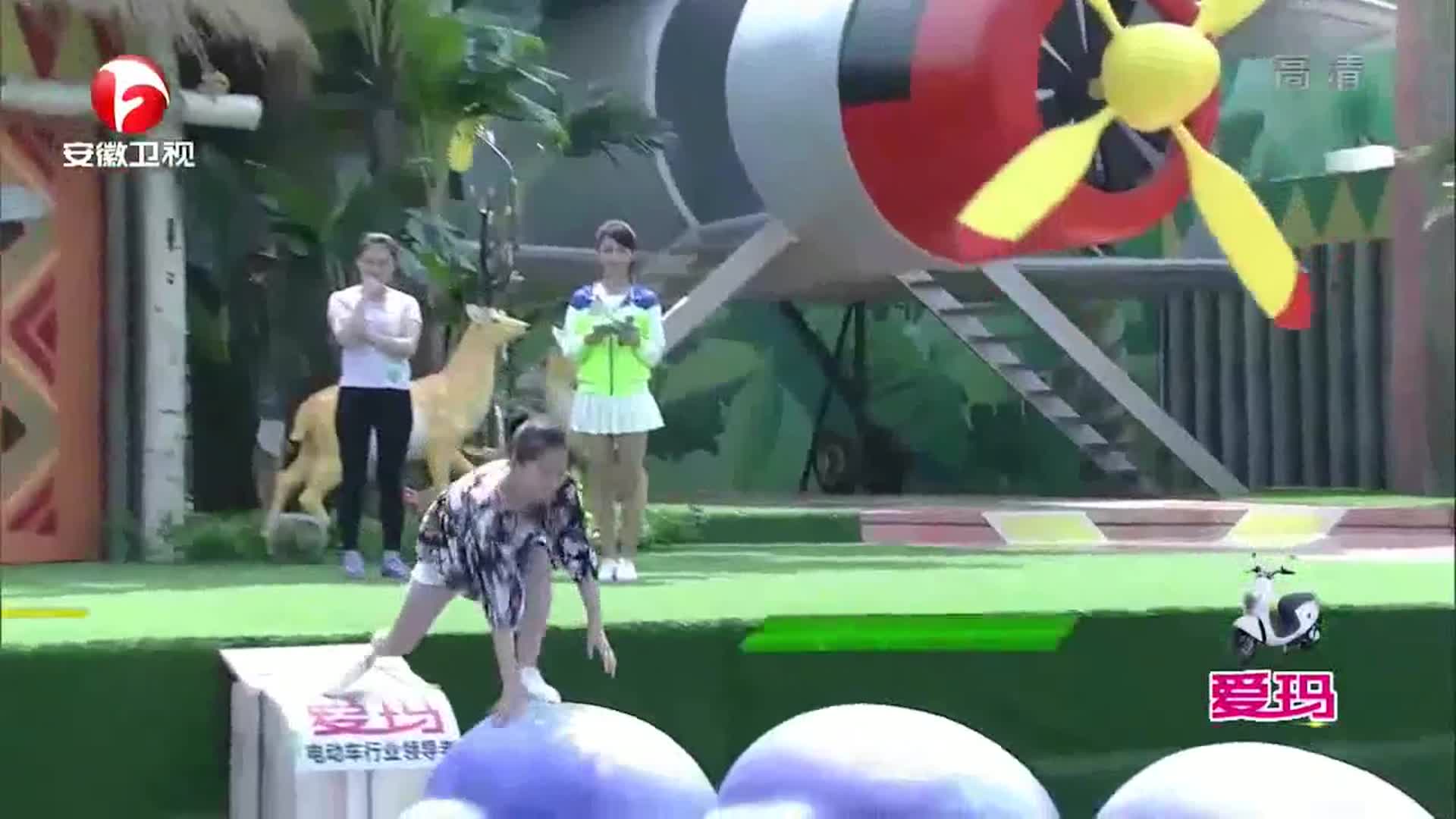美女闯关太慌张,方向都搞反,这下惨了丨男生女生向前冲