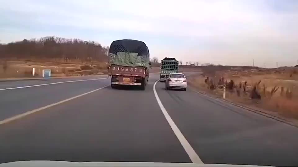 行车记录仪实拍：这样的司机真可怕，驾校学的技术都白学了！