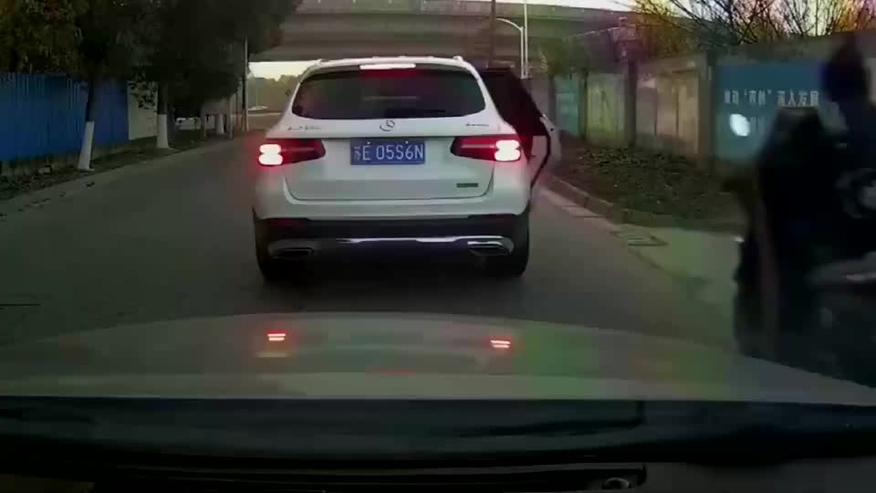 实拍：奔驰女司机也很无辜，不过这样开门下车真是害人啊